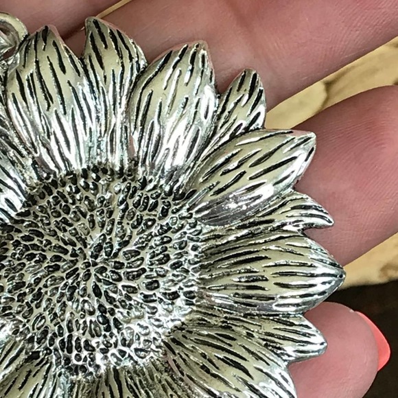 Artisan Silvertone SUNFLOWER Pendant Necklace 639 - Picture 4 of 7